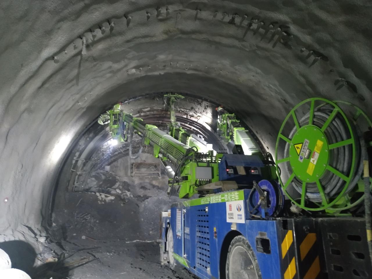多功能鉆機(jī)、智能拱架一體化臺車施工.jpg