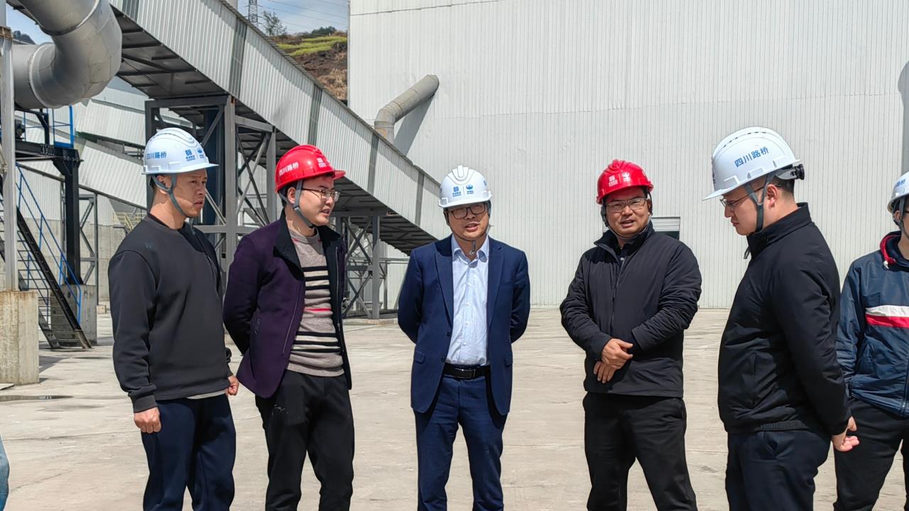 蜀道集團(tuán)土礦部部長喬勝俊一行赴交建材料公司青川縣建峰灰?guī)r礦項(xiàng)目部調(diào)研