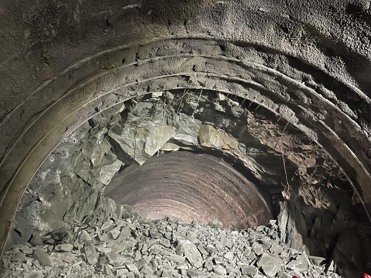 雅葉高速康定過境段跑馬山2號隧道進口端與通風(fēng)橫洞實現(xiàn)雙洞貫通