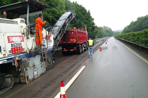 公司養(yǎng)護分公司對隆納、內宜水高速公路路面養(yǎng)護工程正式啟動