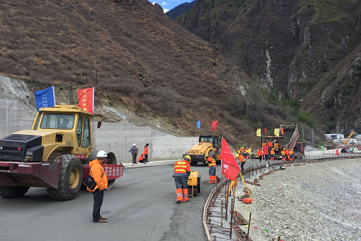 雅康高速LM3合同段順利完成墊層、底基層試驗(yàn)路鋪筑