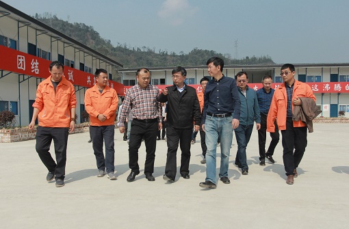 集團(tuán)公司黨委成員、董事黃斌赴公司路面分公司承建仁沐高速LJ22標(biāo)段調(diào)研指導(dǎo)工作